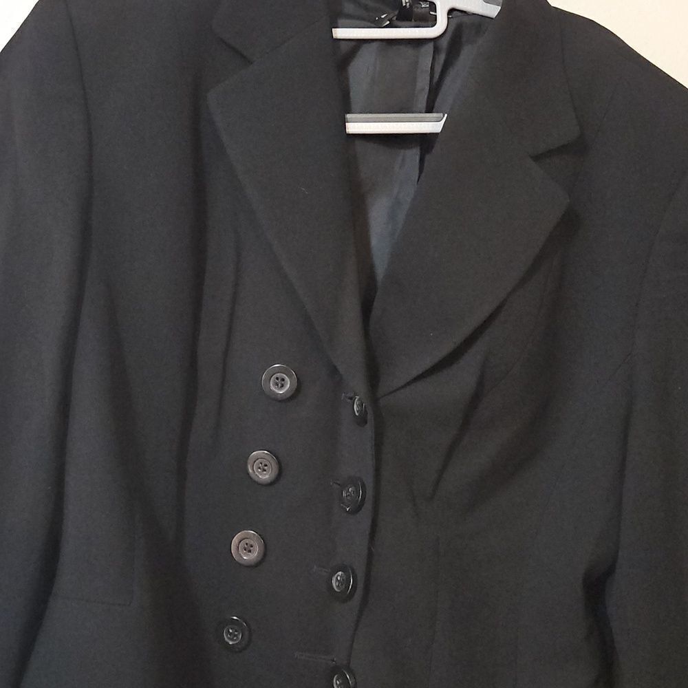 Classic Black Suit Jacket with Structured Silhouette - Picture 3 of 6